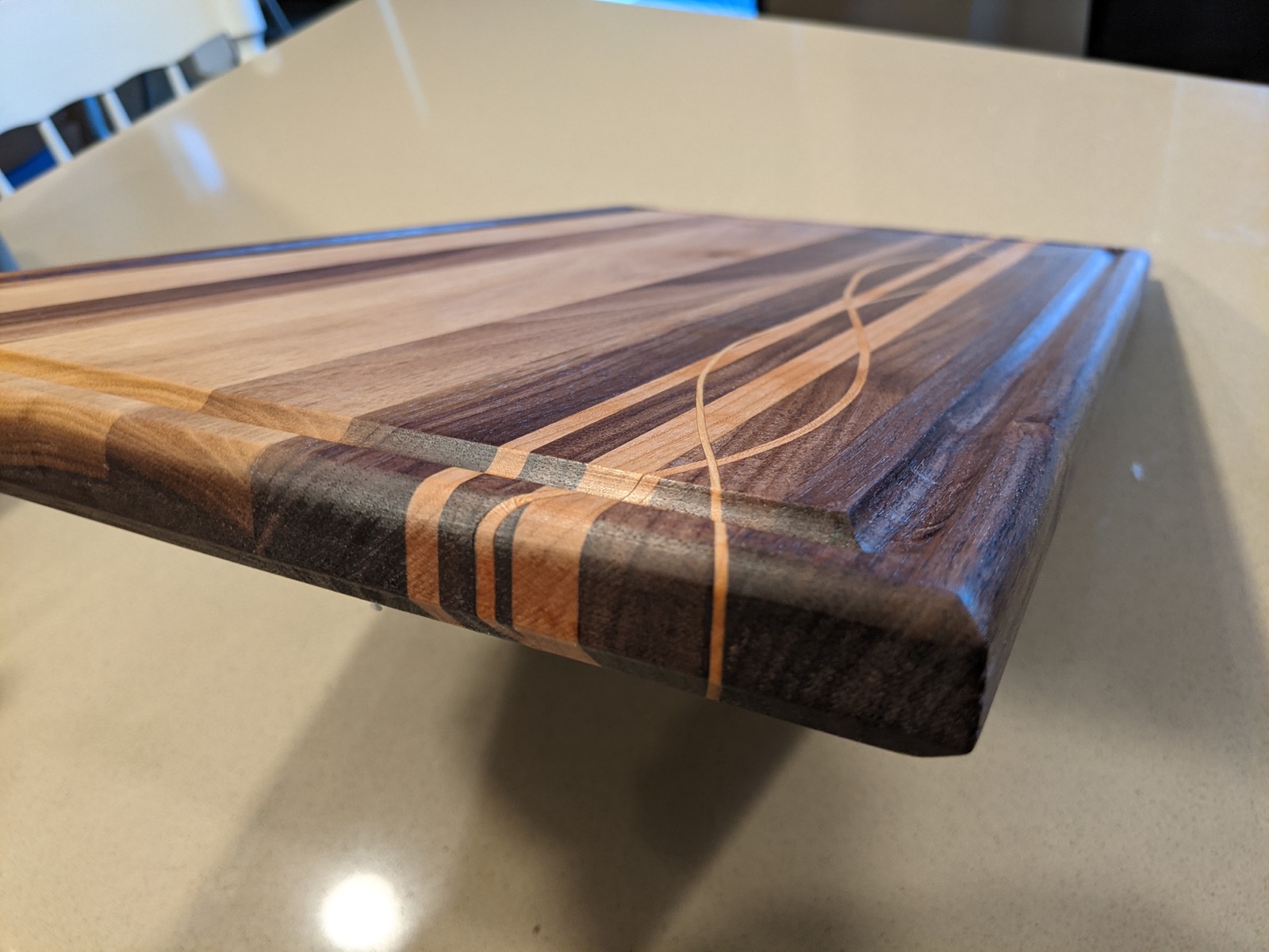 Ribbon detail and juice groove on the cutting board